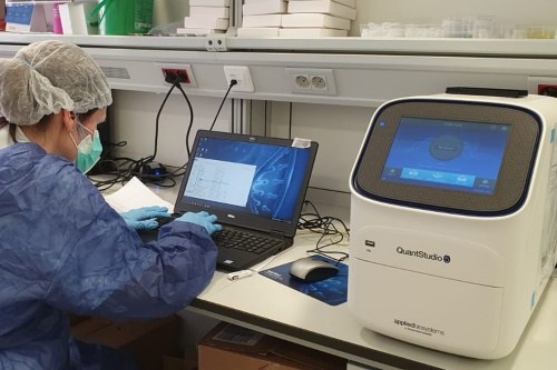 Es posa en marxa l’aparell per realitzar proves PCR a Althaia