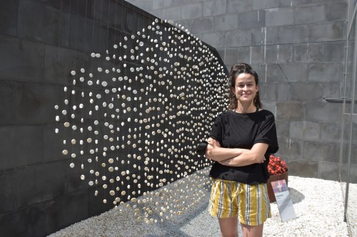 Un miler d’empremtes componen la peça artística de la ceramista Anna Benet a l’Hospital Sant Joan de Déu de Manresa